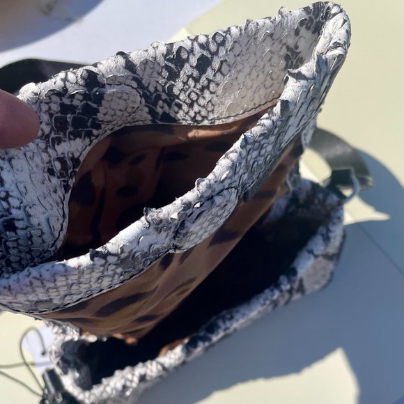 NWT Aimee Kestenberg Cross Body Snakeskin Embossed Leather Bag Black and… - Picture 5 of 8